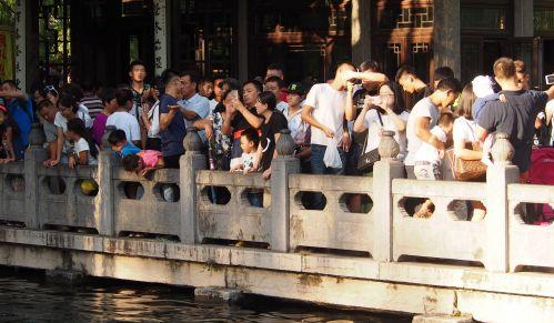 暑假最后一周末 濟南趵突泉游客如潮5