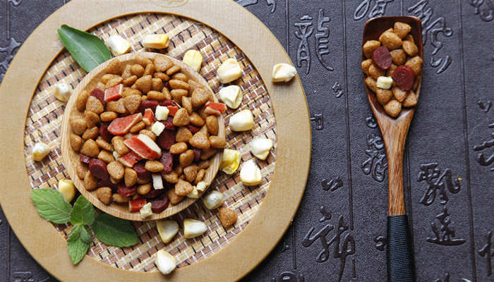 各月齡狗狗喂養(yǎng)_狗狗喂養(yǎng)時間安排_一個月的狗狗怎么喂養(yǎng)