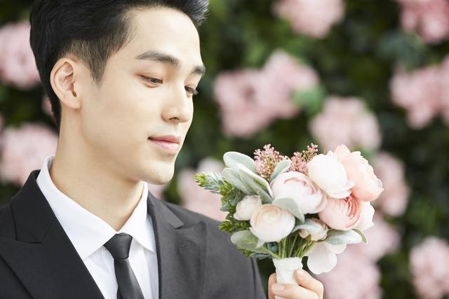 玫瑰鏗鏘語祝福語怎么說_玫瑰鏗鏘是什么意思_三八祝福語鏗鏘玫瑰